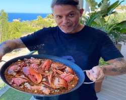 Alejandro Sanz eating non vegetarian food